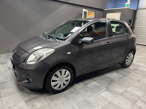 Toyota Yaris 2 of 9