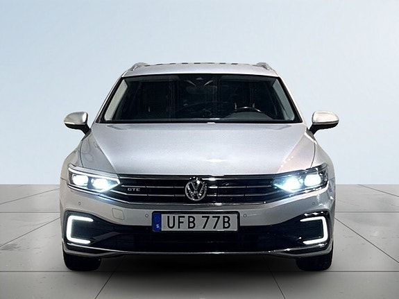 Volkswagen Passat 2 of 21