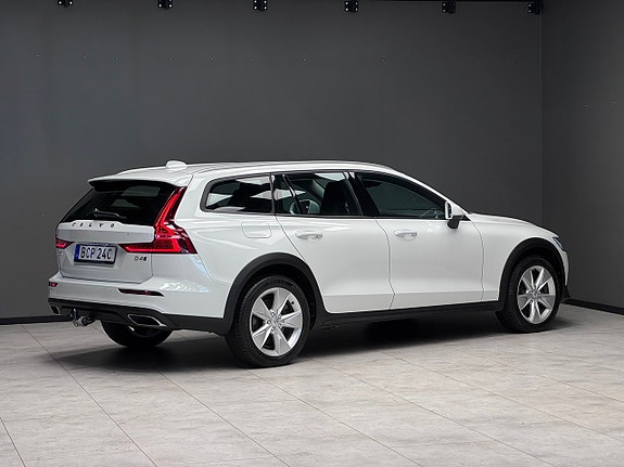 Volvo V60 Cross Country 2 of 21