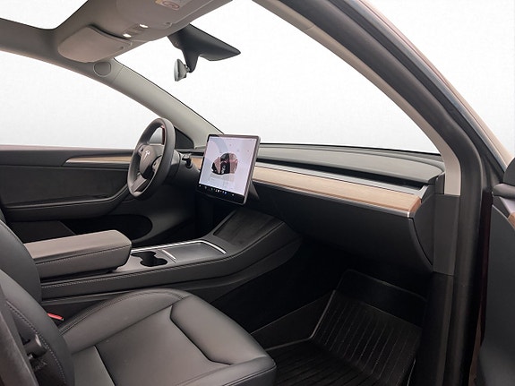 Tesla Model Y 19 of 30
