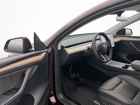 Tesla Model Y 12 of 30