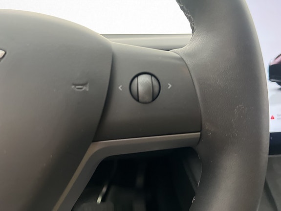 Tesla Model Y 25 of 30