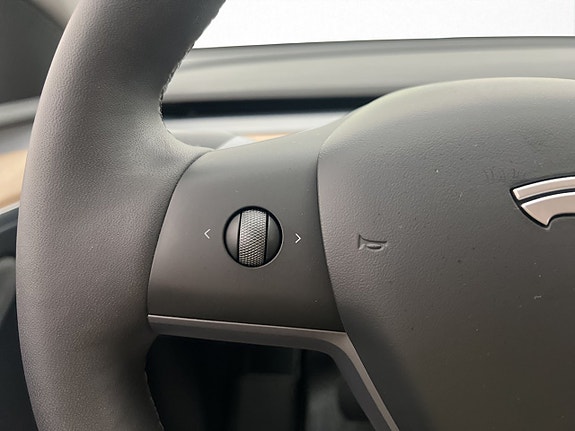 Tesla Model Y 24 of 30