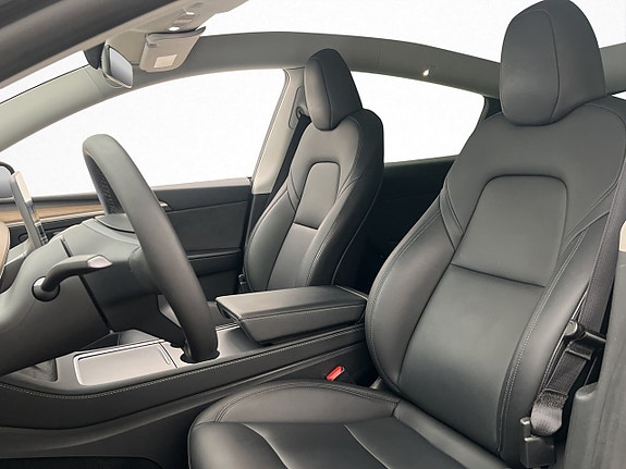 Tesla Model Y 13 of 30