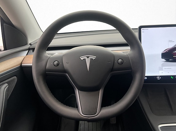 Tesla Model Y 16 of 30