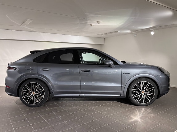 Porsche Cayenne 3 of 14