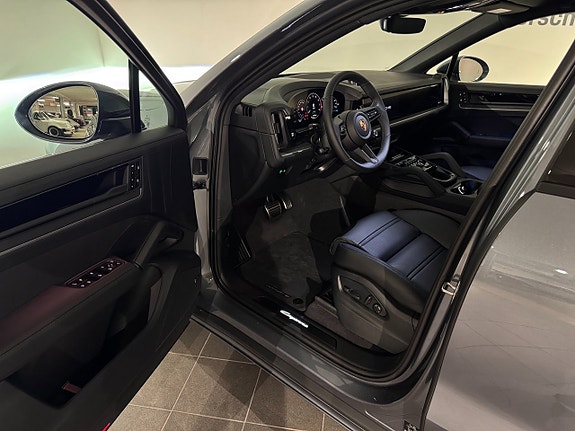 Porsche Cayenne 8 of 14