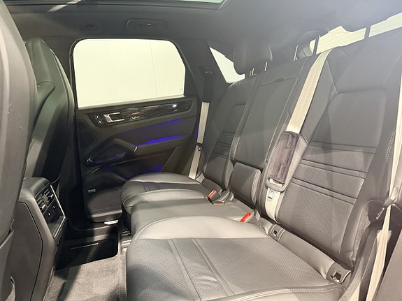 Porsche Cayenne 23 of 26
