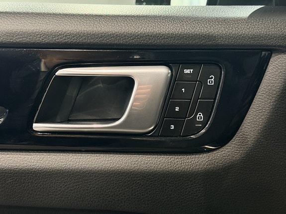 Porsche Cayenne 13 of 26