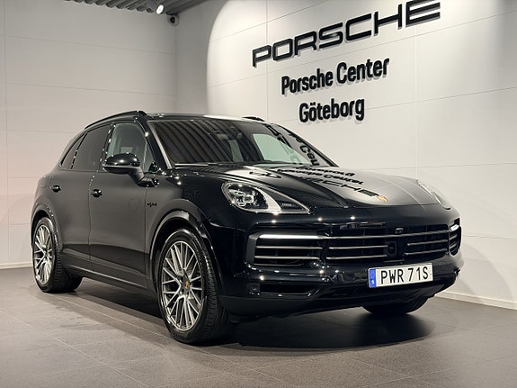 Porsche Cayenne 2 of 26