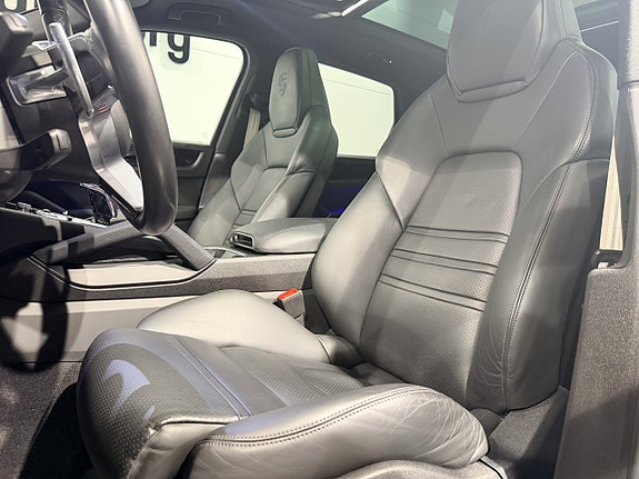 Porsche Cayenne 16 of 26