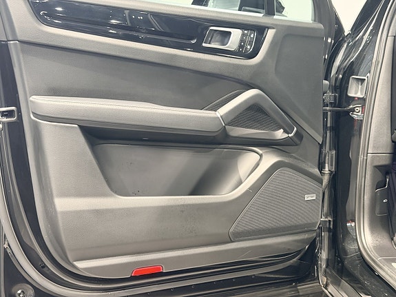 Porsche Cayenne 12 of 26