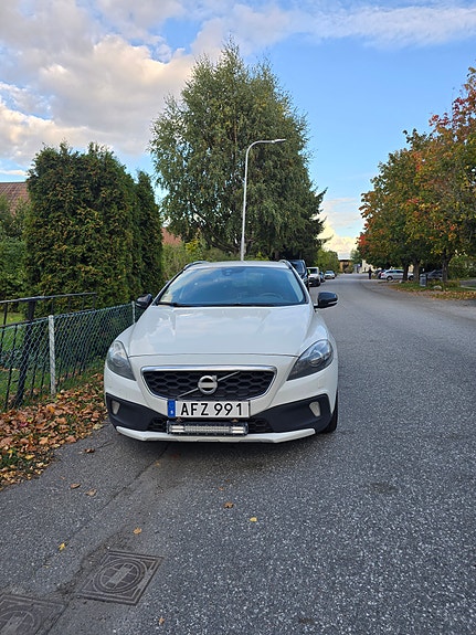 Volvo V40 Cross Country 2 of 4