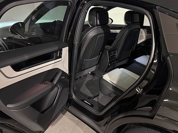 Porsche Cayenne 14 of 16