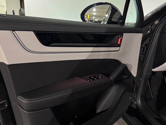Porsche Cayenne 9 of 16