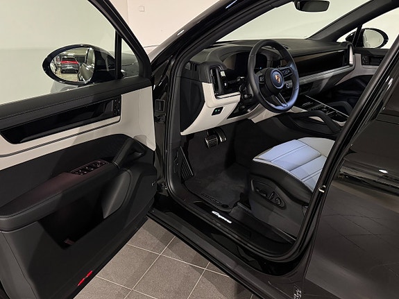 Porsche Cayenne 8 of 16