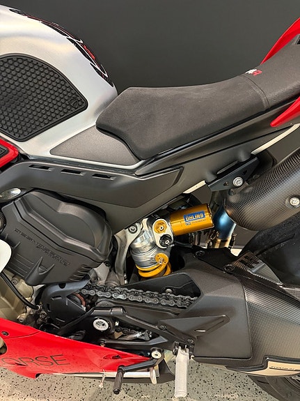 Ducati Panigale V4R I Akrapovic titan helsystem I Carbon I Performance 10 of 12
