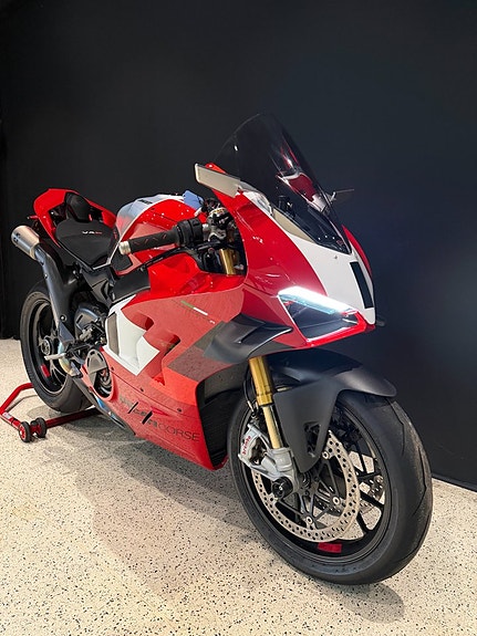 Ducati Panigale V4R I Akrapovic titan helsystem I Carbon I Performance 9 of 12