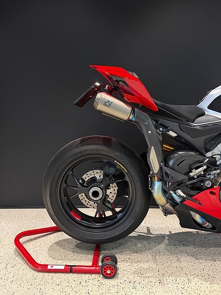 Ducati Panigale V4R I Akrapovic titan helsystem I Carbon I Performance 7 of 12