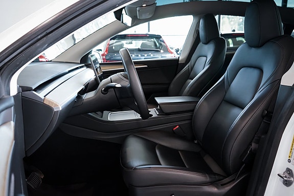 Tesla Model Y 25 of 30