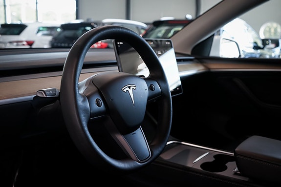 Tesla Model Y 9 of 30
