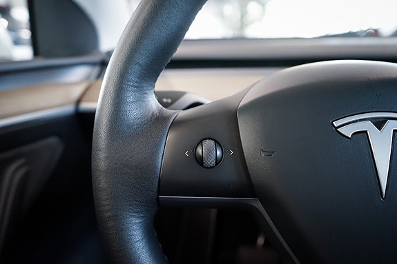 Tesla Model Y 22 of 30