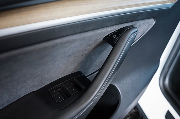 Tesla Model Y 24 of 30