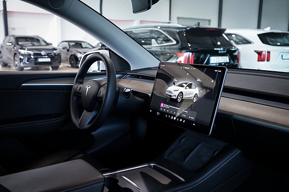 Tesla Model Y 26 of 30