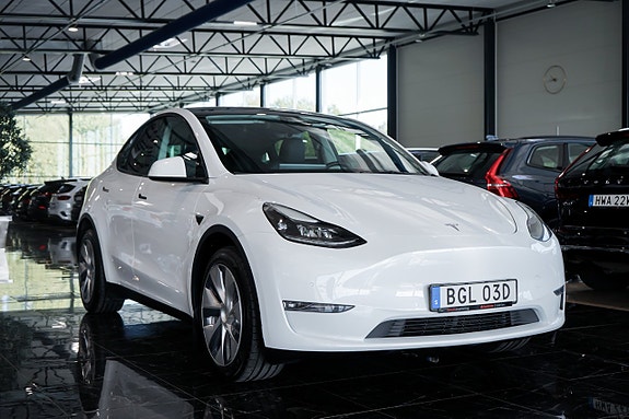 Tesla Model Y 3 of 30