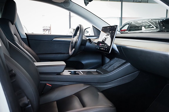 Tesla Model Y 27 of 30