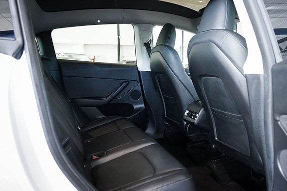 Tesla Model Y 28 of 30