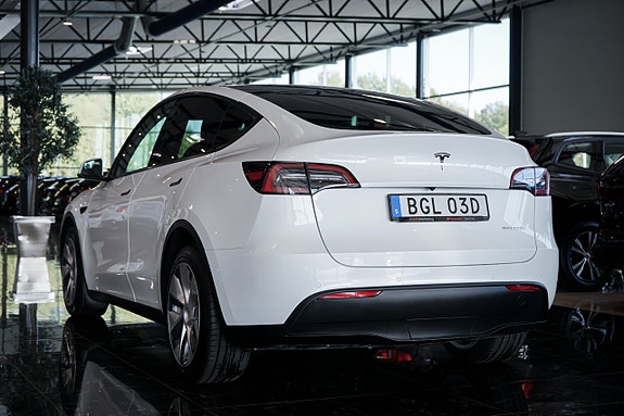 Tesla Model Y 7 of 30