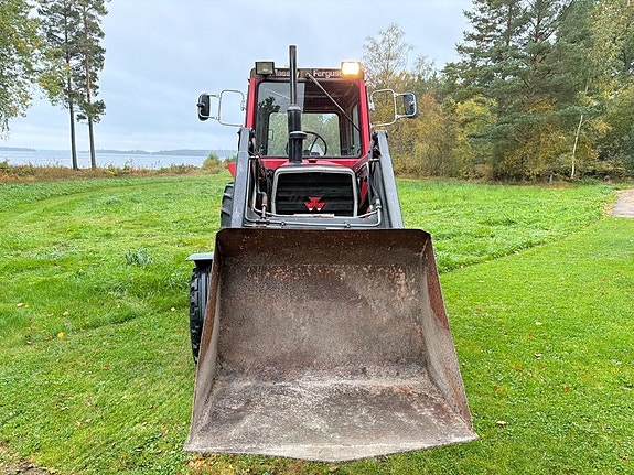 Gårdstraktor med lastare MASSEY-FERGUSON 575-2 2 of 6