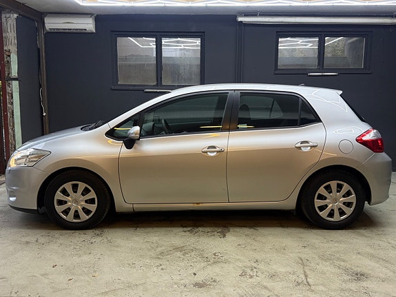 Toyota Auris 2 of 14