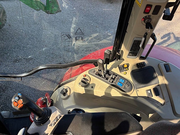 Massey Ferguson 5712SL med lastare 7 of 7