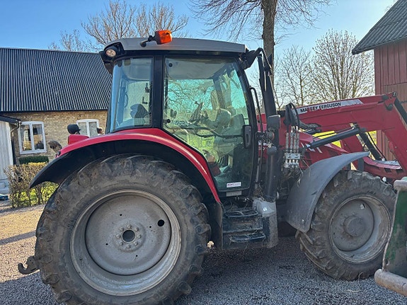 Massey Ferguson 5712SL med lastare 3 of 7
