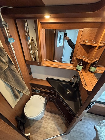 LMC Breezer H737 Blackline - Queenbed - Alde - Dragkrok 1900kg - Taksäng - 21 of 25