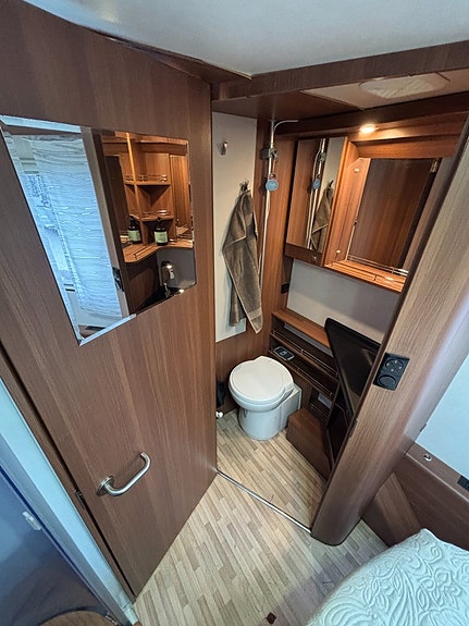 LMC Breezer H737 Blackline - Queenbed - Alde - Dragkrok 1900kg - Taksäng - 20 of 25