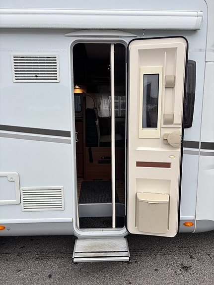 LMC Breezer H737 Blackline - Queenbed - Alde - Dragkrok 1900kg - Taksäng - 9 of 25