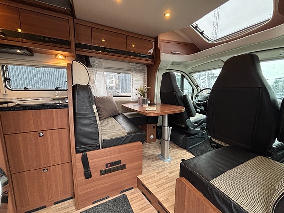 LMC Breezer H737 Blackline - Queenbed - Alde - Dragkrok 1900kg - Taksäng - 10 of 25