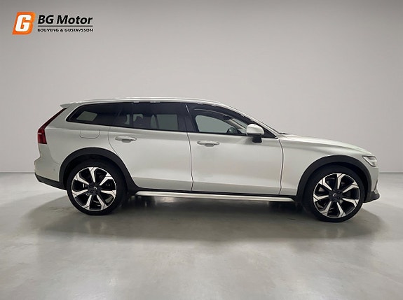 Volvo V60 Cross Country 7 of 23