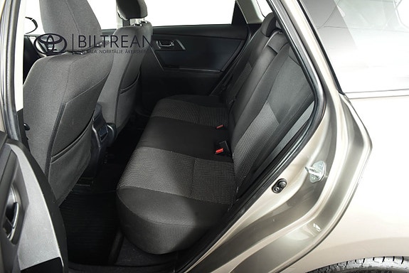 Toyota Auris 7 of 16