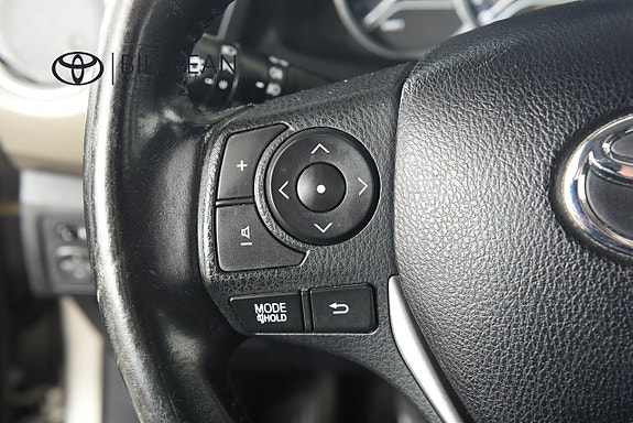 Toyota Auris 11 of 16