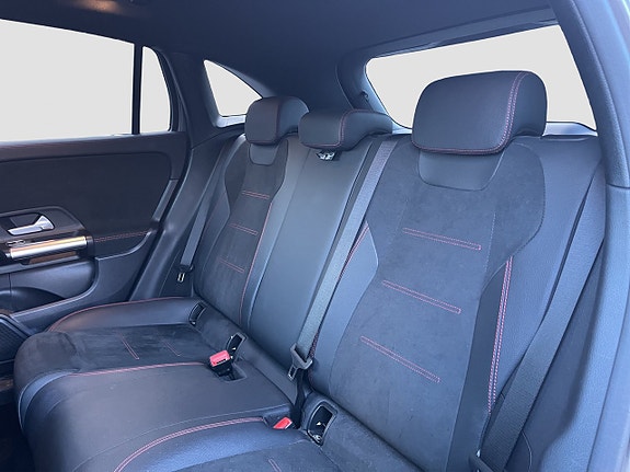 Mercedes-Benz GLA 180 11 of 17