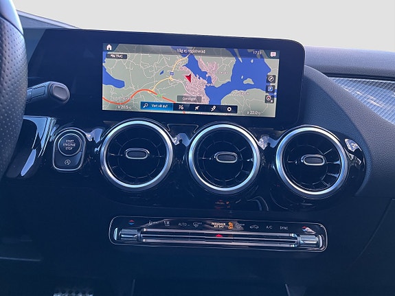 Mercedes-Benz GLA 180 15 of 17