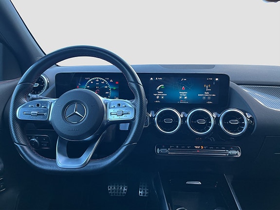 Mercedes-Benz GLA 180 14 of 17
