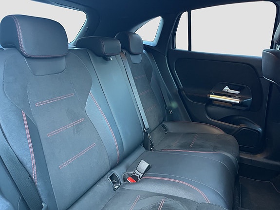 Mercedes-Benz GLA 180 12 of 17