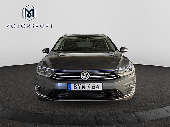 Volkswagen Passat 10 of 26