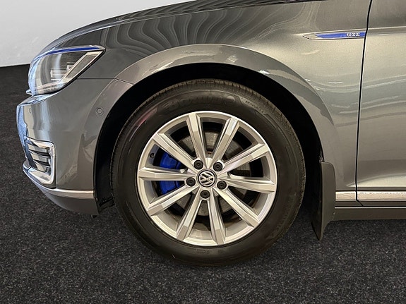 Volkswagen Passat 16 of 26