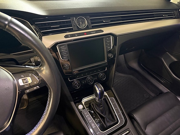 Volkswagen Passat 13 of 26